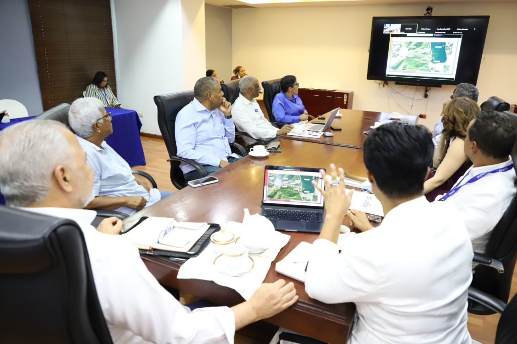 SANTO DOMINGO (R. Dominicana).- La Empresa de Generación Hidroeléctrica Dominicana (EGEHID) sostuvo una reunión con el Comité de Veedores Institucionales, en la que se abordaron aspectos del Máster Plan 2028, una estrategia de desarrollo que busca diversificar las fuentes de generación de energía, modernizar las centrales hidroeléctricas y mejorar la infraestructura hídrica de la República Dominicana, además de añadir mil megavatios a la matriz energética.