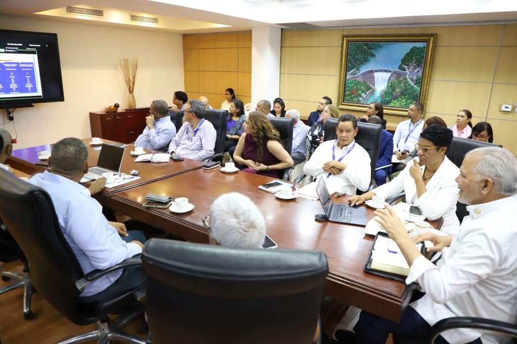 SANTO DOMINGO (R. Dominicana).- La Empresa de Generación Hidroeléctrica Dominicana (EGEHID) sostuvo una reunión con el Comité de Veedores Institucionales, en la que se abordaron aspectos del Máster Plan 2028, una estrategia de desarrollo que busca diversificar las fuentes de generación de energía, modernizar las centrales hidroeléctricas y mejorar la infraestructura hídrica de la República Dominicana, además de añadir mil megavatios a la matriz energética.