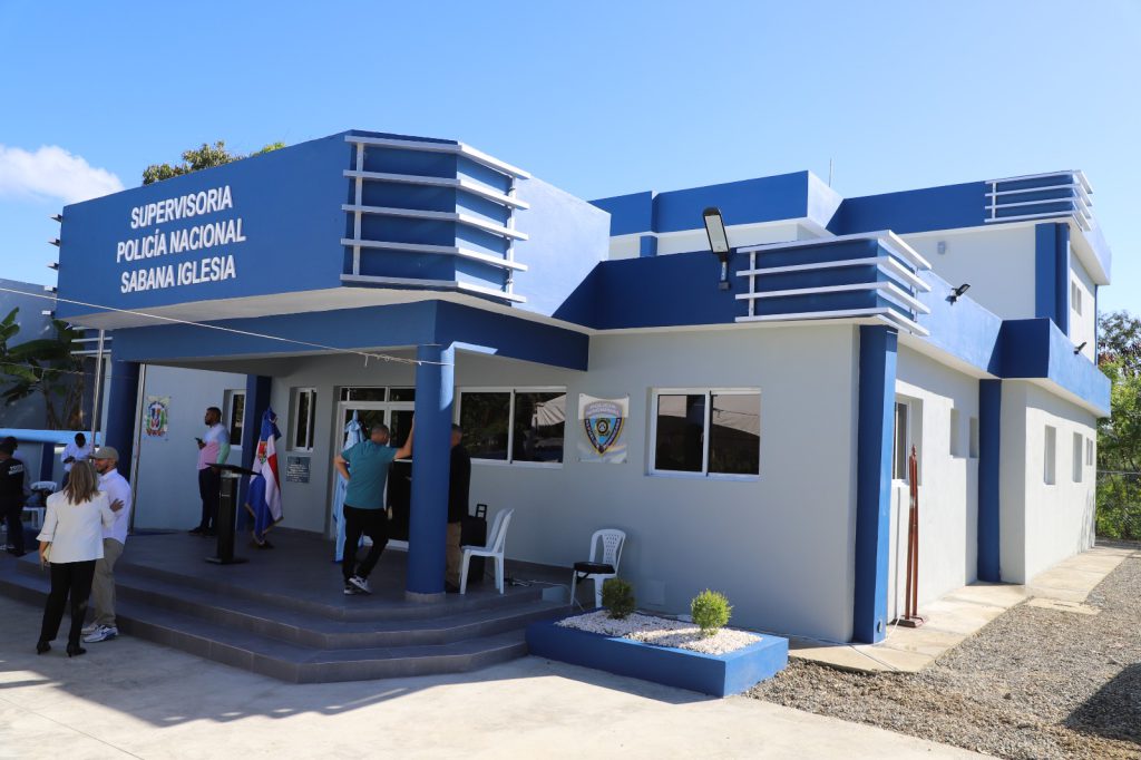 SANTIAGO (R. Dominicana).- La Empresa de Generación Hidroeléctrica Dominicana  (EGEHID) puso en operación un cuartel policial de dos niveles y totalmente equipado  en el municipio de Sabana Iglesia.
La obra fue construirá con fondos propios de EGEHID y conllevó una inversión de RD$ 20,160,286.75, como parte de la responsabilidad social corporativa de la institución con las comunidades adyacentes a los complejos hidroeléctricas, en este caso las centrales Tavera-Bao-López Angostura.
