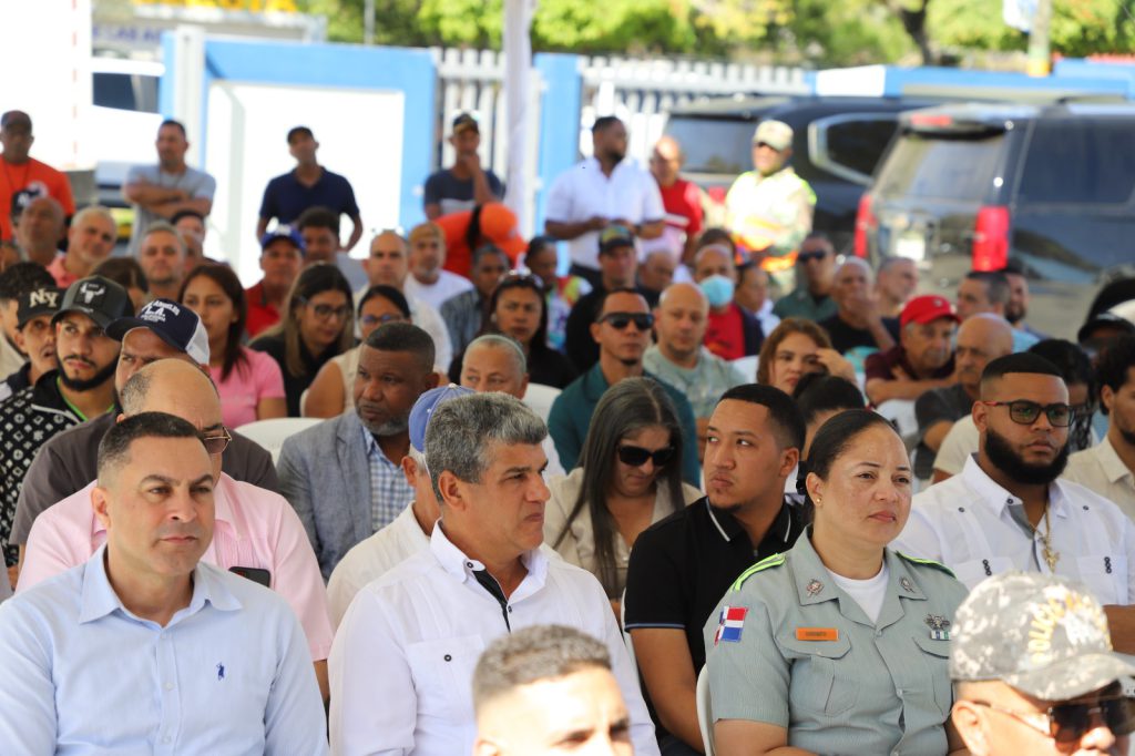 SANTIAGO (R. Dominicana).- La Empresa de Generación Hidroeléctrica Dominicana  (EGEHID) puso en operación un cuartel policial de dos niveles y totalmente equipado  en el municipio de Sabana Iglesia.
La obra fue construirá con fondos propios de EGEHID y conllevó una inversión de RD$ 20,160,286.75, como parte de la responsabilidad social corporativa de la institución con las comunidades adyacentes a los complejos hidroeléctricas, en este caso las centrales Tavera-Bao-López Angostura.