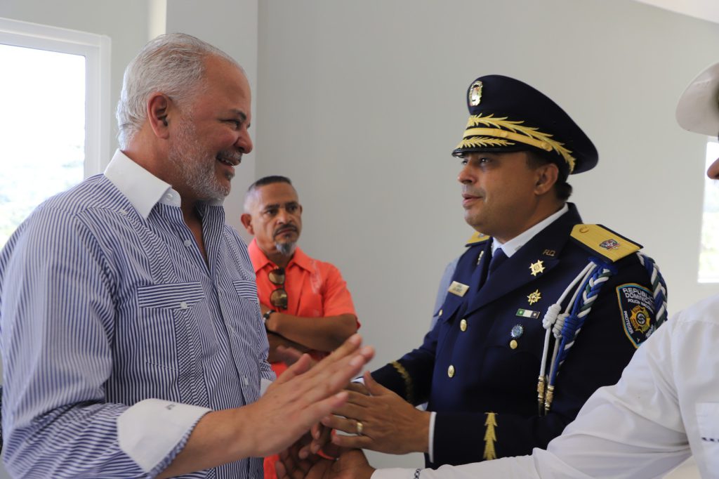 SANTIAGO (R. Dominicana).- La Empresa de Generación Hidroeléctrica Dominicana  (EGEHID) puso en operación un cuartel policial de dos niveles y totalmente equipado  en el municipio de Sabana Iglesia.
La obra fue construirá con fondos propios de EGEHID y conllevó una inversión de RD$ 20,160,286.75, como parte de la responsabilidad social corporativa de la institución con las comunidades adyacentes a los complejos hidroeléctricas, en este caso las centrales Tavera-Bao-López Angostura.