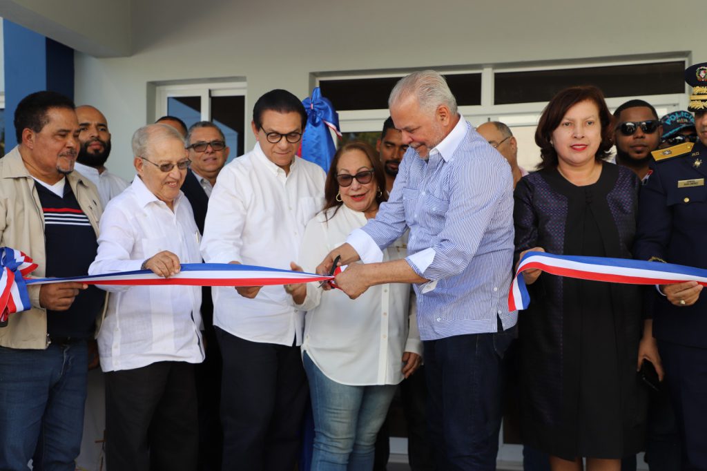 SANTIAGO (R. Dominicana).- La Empresa de Generación Hidroeléctrica Dominicana (EGEHID) puso en operación un cuartel policial de dos niveles y totalmente equipado en el municipio de Sabana Iglesia. La obra fue construirá con fondos propios de EGEHID y conllevó una inversión de RD$ 20,160,286.75, como parte de la responsabilidad social corporativa de la institución con las comunidades adyacentes a los complejos hidroeléctricas, en este caso las centrales Tavera-Bao-López Angostura.