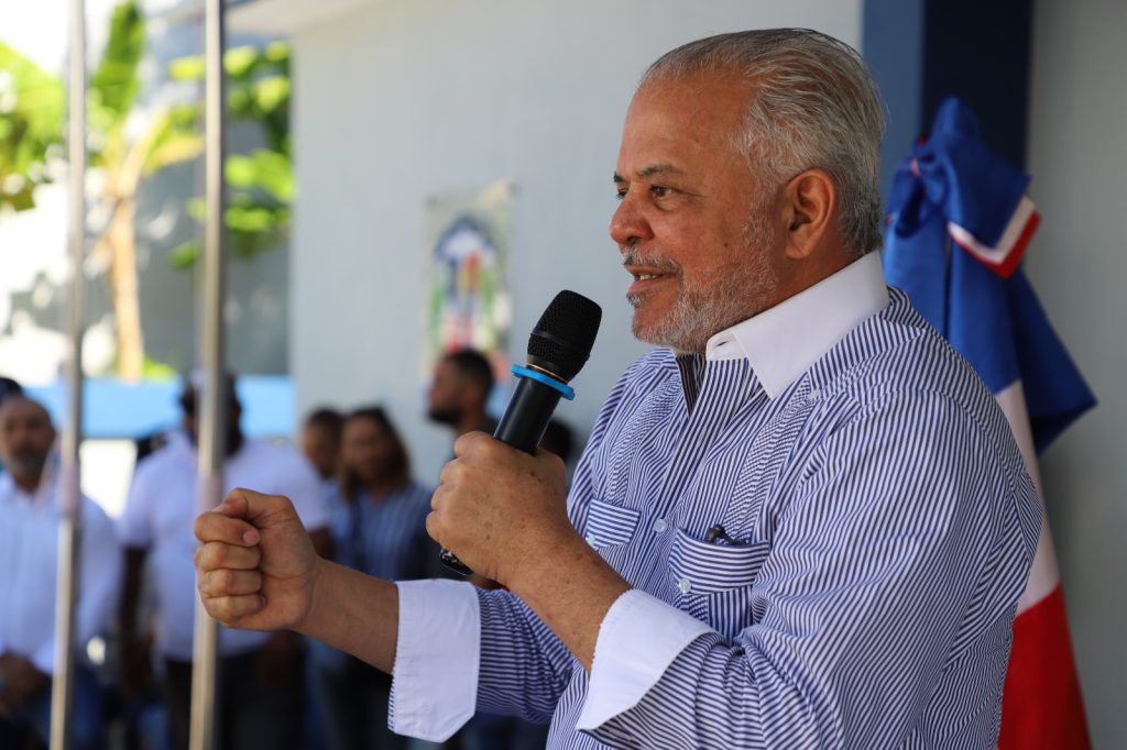 SANTIAGO (R. Dominicana).- La Empresa de Generación Hidroeléctrica Dominicana  (EGEHID) puso en operación un cuartel policial de dos niveles y totalmente equipado  en el municipio de Sabana Iglesia.
La obra fue construirá con fondos propios de EGEHID y conllevó una inversión de RD$ 20,160,286.75, como parte de la responsabilidad social corporativa de la institución con las comunidades adyacentes a los complejos hidroeléctricas, en este caso las centrales Tavera-Bao-López Angostura.