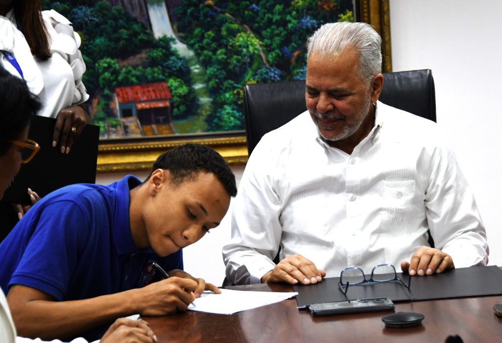 SANTO DOMINGO (R. Dominicana).- La Empresa de Generación Hidroeléctrica Dominicana (EGEHID) firmó un convenio con 30 estudiantes de término los politécnicos Ana Lilliams Miranda, de Yaguate, y Andrés Bermón, de Doña Ana, dentro del programa de pasantías que ofrece la institución. El acuerdo fue rubricado por el administrador de EGEHID, ingeniero Rafael Salazar y los padres y tutores de los estudiantes, quienes pondrán en práctica los conocimientos adquiridos en sus centros de estudios, tanto en la hidroeléctrica de Valdesia, así como en las áreas financieras y tecnológicas en la sede central. Los estudiantes tendrán entrenamiento entre los meses de enero y mayo del año 2026, en las áreas eléctrica, contabilidad, sistema y administración, lo cual les permitirá insertarse en un medio laborar tras completar sus estudios secundarios. En el marco de su responsabilidad social, EGEHID desarrolla un programa de pasantías a través de la Dirección de Recursos Humanos, en beneficio de estudiantes de término de educación media, lo cual abre las puertas a jóvenes de escasos recursos que estudian en politécnicos enclavados en los entornos de las hidroeléctricas que administra la entidad. Los nuevos pasantes tendrán salario, transporte y otros beneficios de los cuales disfrutan los colaboradores de EGEHID. Rafael Salazar saludó la decisión de los jóvenes, haciendo énfasis en la importancia de que con su talento y deseo de superación, puedan ser referente en su comunidad. “Es muy difícil que un joven que estudie no se convierta en líder en su familia y de su entorno. Según va avanzando y desarrollándose, entonces ayuda a los demás”, dijo. En la ceremonia estuvieron presentes la presidenta del Consejo de Administración de EGEHID, doctora Rosa Ysabel Ruiz; así como los ingenieros Máximo de Óleo, Máximo Gómez, César Amparo, entre otras autoridades de EGEHID, mientras que los estudiantes también estuvieron acompañados por los directores de los centros educativos, Isabelita Moreno y Severina García, esta última encargada de vinculación del politécnico Andrés Bermón.