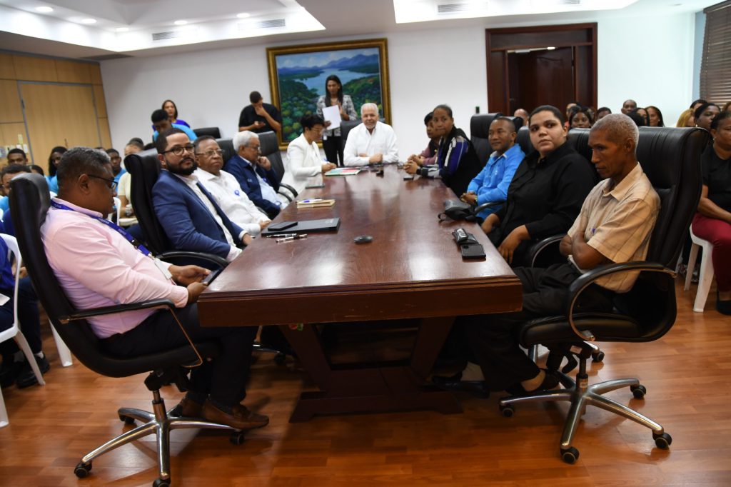 SANTO DOMINGO (R. Dominicana).- La Empresa de Generación Hidroeléctrica Dominicana (EGEHID) firmó un convenio con 30 estudiantes de término los politécnicos Ana Lilliams Miranda, de Yaguate, y Andrés Bermón, de Doña Ana, dentro del programa de pasantías que ofrece la institución.
El acuerdo fue rubricado por el administrador de EGEHID, ingeniero Rafael Salazar y los padres y tutores de los estudiantes, quienes pondrán en práctica los conocimientos adquiridos en sus centros de estudios, tanto en la hidroeléctrica de Valdesia, así como en las áreas financieras y tecnológicas en la sede central.
Los estudiantes tendrán entrenamiento entre los meses de enero y mayo del año 2026, en las áreas eléctrica, contabilidad, sistema y administración, lo cual les permitirá insertarse en un medio laborar tras completar sus estudios secundarios.
En el marco de su responsabilidad social, EGEHID desarrolla un programa de pasantías a través de la Dirección de Recursos Humanos, en beneficio de estudiantes de término de educación media, lo cual abre las puertas a jóvenes de escasos recursos que estudian en politécnicos enclavados en los entornos de las hidroeléctricas que administra la entidad.
Los nuevos pasantes tendrán salario, transporte y otros beneficios de los cuales disfrutan los colaboradores de EGEHID.
Rafael Salazar saludó la decisión de los jóvenes, haciendo énfasis en la importancia de que con su talento y deseo de superación, puedan ser referente en su comunidad.
“Es muy difícil que un joven que estudie no se convierta en líder en su familia y de su entorno. Según va avanzando y desarrollándose, entonces ayuda a los demás”, dijo.
En la ceremonia estuvieron presentes la presidenta del Consejo de Administración de EGEHID, doctora Rosa Ysabel Ruiz; así como los ingenieros Máximo de Óleo, Máximo Gómez, César Amparo, entre otras autoridades de EGEHID, mientras que los estudiantes también estuvieron acompañados por los directores de los centros educativos, Isabelita Moreno y Severina García, esta última encargada de vinculación del politécnico Andrés Bermón.