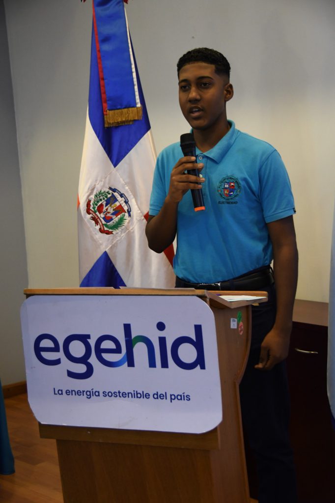 SANTO DOMINGO (R. Dominicana).- La Empresa de Generación Hidroeléctrica Dominicana (EGEHID) firmó un convenio con 30 estudiantes de término los politécnicos Ana Lilliams Miranda, de Yaguate, y Andrés Bermón, de Doña Ana, dentro del programa de pasantías que ofrece la institución.
El acuerdo fue rubricado por el administrador de EGEHID, ingeniero Rafael Salazar y los padres y tutores de los estudiantes, quienes pondrán en práctica los conocimientos adquiridos en sus centros de estudios, tanto en la hidroeléctrica de Valdesia, así como en las áreas financieras y tecnológicas en la sede central.
Los estudiantes tendrán entrenamiento entre los meses de enero y mayo del año 2026, en las áreas eléctrica, contabilidad, sistema y administración, lo cual les permitirá insertarse en un medio laborar tras completar sus estudios secundarios.
En el marco de su responsabilidad social, EGEHID desarrolla un programa de pasantías a través de la Dirección de Recursos Humanos, en beneficio de estudiantes de término de educación media, lo cual abre las puertas a jóvenes de escasos recursos que estudian en politécnicos enclavados en los entornos de las hidroeléctricas que administra la entidad.
Los nuevos pasantes tendrán salario, transporte y otros beneficios de los cuales disfrutan los colaboradores de EGEHID.
Rafael Salazar saludó la decisión de los jóvenes, haciendo énfasis en la importancia de que con su talento y deseo de superación, puedan ser referente en su comunidad.
“Es muy difícil que un joven que estudie no se convierta en líder en su familia y de su entorno. Según va avanzando y desarrollándose, entonces ayuda a los demás”, dijo.
En la ceremonia estuvieron presentes la presidenta del Consejo de Administración de EGEHID, doctora Rosa Ysabel Ruiz; así como los ingenieros Máximo de Óleo, Máximo Gómez, César Amparo, entre otras autoridades de EGEHID, mientras que los estudiantes también estuvieron acompañados por los directores de los centros educativos, Isabelita Moreno y Severina García, esta última encargada de vinculación del politécnico Andrés Bermón.