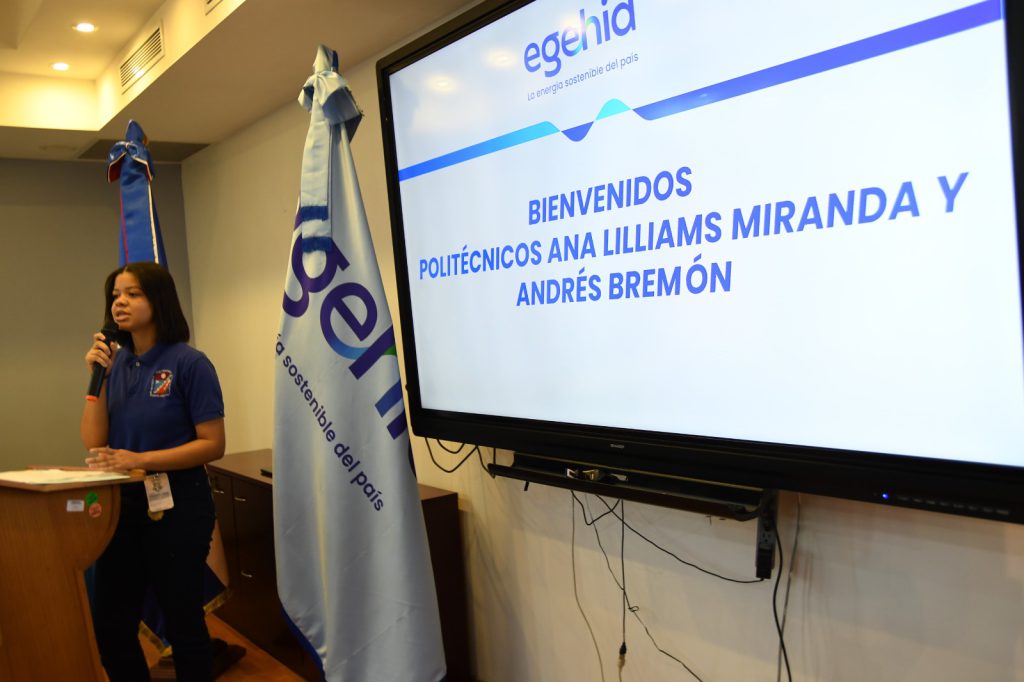 SANTO DOMINGO (R. Dominicana).- La Empresa de Generación Hidroeléctrica Dominicana (EGEHID) firmó un convenio con 30 estudiantes de término los politécnicos Ana Lilliams Miranda, de Yaguate, y Andrés Bermón, de Doña Ana, dentro del programa de pasantías que ofrece la institución.
El acuerdo fue rubricado por el administrador de EGEHID, ingeniero Rafael Salazar y los padres y tutores de los estudiantes, quienes pondrán en práctica los conocimientos adquiridos en sus centros de estudios, tanto en la hidroeléctrica de Valdesia, así como en las áreas financieras y tecnológicas en la sede central.
Los estudiantes tendrán entrenamiento entre los meses de enero y mayo del año 2026, en las áreas eléctrica, contabilidad, sistema y administración, lo cual les permitirá insertarse en un medio laborar tras completar sus estudios secundarios.
En el marco de su responsabilidad social, EGEHID desarrolla un programa de pasantías a través de la Dirección de Recursos Humanos, en beneficio de estudiantes de término de educación media, lo cual abre las puertas a jóvenes de escasos recursos que estudian en politécnicos enclavados en los entornos de las hidroeléctricas que administra la entidad.
Los nuevos pasantes tendrán salario, transporte y otros beneficios de los cuales disfrutan los colaboradores de EGEHID.
Rafael Salazar saludó la decisión de los jóvenes, haciendo énfasis en la importancia de que con su talento y deseo de superación, puedan ser referente en su comunidad.
“Es muy difícil que un joven que estudie no se convierta en líder en su familia y de su entorno. Según va avanzando y desarrollándose, entonces ayuda a los demás”, dijo.
En la ceremonia estuvieron presentes la presidenta del Consejo de Administración de EGEHID, doctora Rosa Ysabel Ruiz; así como los ingenieros Máximo de Óleo, Máximo Gómez, César Amparo, entre otras autoridades de EGEHID, mientras que los estudiantes también estuvieron acompañados por los directores de los centros educativos, Isabelita Moreno y Severina García, esta última encargada de vinculación del politécnico Andrés Bermón.