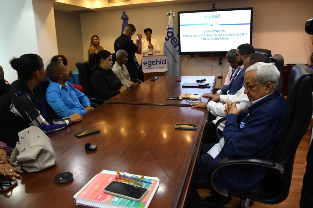 SANTO DOMINGO (R. Dominicana).- La Empresa de Generación Hidroeléctrica Dominicana (EGEHID) firmó un convenio con 30 estudiantes de término los politécnicos Ana Lilliams Miranda, de Yaguate, y Andrés Bermón, de Doña Ana, dentro del programa de pasantías que ofrece la institución.
El acuerdo fue rubricado por el administrador de EGEHID, ingeniero Rafael Salazar y los padres y tutores de los estudiantes, quienes pondrán en práctica los conocimientos adquiridos en sus centros de estudios, tanto en la hidroeléctrica de Valdesia, así como en las áreas financieras y tecnológicas en la sede central.
Los estudiantes tendrán entrenamiento entre los meses de enero y mayo del año 2026, en las áreas eléctrica, contabilidad, sistema y administración, lo cual les permitirá insertarse en un medio laborar tras completar sus estudios secundarios.
En el marco de su responsabilidad social, EGEHID desarrolla un programa de pasantías a través de la Dirección de Recursos Humanos, en beneficio de estudiantes de término de educación media, lo cual abre las puertas a jóvenes de escasos recursos que estudian en politécnicos enclavados en los entornos de las hidroeléctricas que administra la entidad.
Los nuevos pasantes tendrán salario, transporte y otros beneficios de los cuales disfrutan los colaboradores de EGEHID.
Rafael Salazar saludó la decisión de los jóvenes, haciendo énfasis en la importancia de que con su talento y deseo de superación, puedan ser referente en su comunidad.
“Es muy difícil que un joven que estudie no se convierta en líder en su familia y de su entorno. Según va avanzando y desarrollándose, entonces ayuda a los demás”, dijo.
En la ceremonia estuvieron presentes la presidenta del Consejo de Administración de EGEHID, doctora Rosa Ysabel Ruiz; así como los ingenieros Máximo de Óleo, Máximo Gómez, César Amparo, entre otras autoridades de EGEHID, mientras que los estudiantes también estuvieron acompañados por los directores de los centros educativos, Isabelita Moreno y Severina García, esta última encargada de vinculación del politécnico Andrés Bermón.