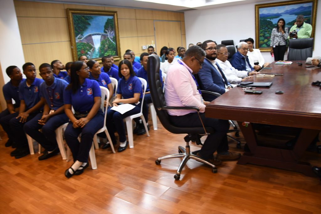 SANTO DOMINGO (R. Dominicana).- La Empresa de Generación Hidroeléctrica Dominicana (EGEHID) firmó un convenio con 30 estudiantes de término los politécnicos Ana Lilliams Miranda, de Yaguate, y Andrés Bermón, de Doña Ana, dentro del programa de pasantías que ofrece la institución.
El acuerdo fue rubricado por el administrador de EGEHID, ingeniero Rafael Salazar y los padres y tutores de los estudiantes, quienes pondrán en práctica los conocimientos adquiridos en sus centros de estudios, tanto en la hidroeléctrica de Valdesia, así como en las áreas financieras y tecnológicas en la sede central.
Los estudiantes tendrán entrenamiento entre los meses de enero y mayo del año 2026, en las áreas eléctrica, contabilidad, sistema y administración, lo cual les permitirá insertarse en un medio laborar tras completar sus estudios secundarios.
En el marco de su responsabilidad social, EGEHID desarrolla un programa de pasantías a través de la Dirección de Recursos Humanos, en beneficio de estudiantes de término de educación media, lo cual abre las puertas a jóvenes de escasos recursos que estudian en politécnicos enclavados en los entornos de las hidroeléctricas que administra la entidad.
Los nuevos pasantes tendrán salario, transporte y otros beneficios de los cuales disfrutan los colaboradores de EGEHID.
Rafael Salazar saludó la decisión de los jóvenes, haciendo énfasis en la importancia de que con su talento y deseo de superación, puedan ser referente en su comunidad.
“Es muy difícil que un joven que estudie no se convierta en líder en su familia y de su entorno. Según va avanzando y desarrollándose, entonces ayuda a los demás”, dijo.
En la ceremonia estuvieron presentes la presidenta del Consejo de Administración de EGEHID, doctora Rosa Ysabel Ruiz; así como los ingenieros Máximo de Óleo, Máximo Gómez, César Amparo, entre otras autoridades de EGEHID, mientras que los estudiantes también estuvieron acompañados por los directores de los centros educativos, Isabelita Moreno y Severina García, esta última encargada de vinculación del politécnico Andrés Bermón.