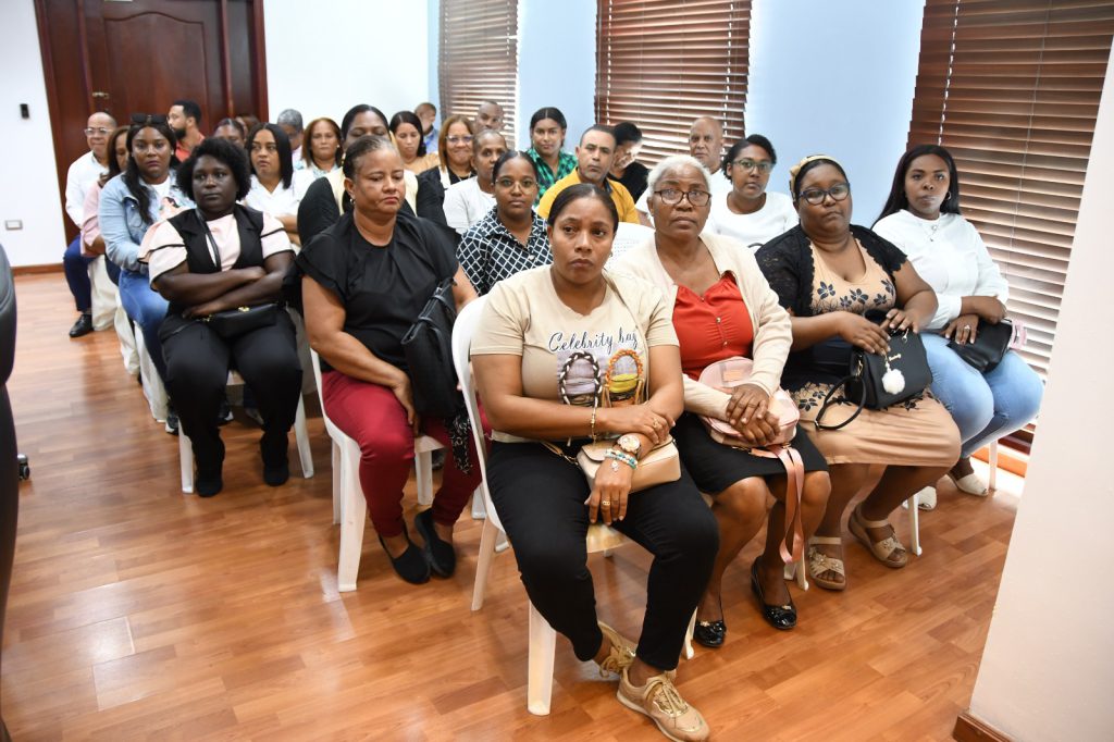 SANTO DOMINGO (R. Dominicana).- La Empresa de Generación Hidroeléctrica Dominicana (EGEHID) firmó un convenio con 30 estudiantes de término los politécnicos Ana Lilliams Miranda, de Yaguate, y Andrés Bermón, de Doña Ana, dentro del programa de pasantías que ofrece la institución.
El acuerdo fue rubricado por el administrador de EGEHID, ingeniero Rafael Salazar y los padres y tutores de los estudiantes, quienes pondrán en práctica los conocimientos adquiridos en sus centros de estudios, tanto en la hidroeléctrica de Valdesia, así como en las áreas financieras y tecnológicas en la sede central.
Los estudiantes tendrán entrenamiento entre los meses de enero y mayo del año 2026, en las áreas eléctrica, contabilidad, sistema y administración, lo cual les permitirá insertarse en un medio laborar tras completar sus estudios secundarios.
En el marco de su responsabilidad social, EGEHID desarrolla un programa de pasantías a través de la Dirección de Recursos Humanos, en beneficio de estudiantes de término de educación media, lo cual abre las puertas a jóvenes de escasos recursos que estudian en politécnicos enclavados en los entornos de las hidroeléctricas que administra la entidad.
Los nuevos pasantes tendrán salario, transporte y otros beneficios de los cuales disfrutan los colaboradores de EGEHID.
Rafael Salazar saludó la decisión de los jóvenes, haciendo énfasis en la importancia de que con su talento y deseo de superación, puedan ser referente en su comunidad.
“Es muy difícil que un joven que estudie no se convierta en líder en su familia y de su entorno. Según va avanzando y desarrollándose, entonces ayuda a los demás”, dijo.
En la ceremonia estuvieron presentes la presidenta del Consejo de Administración de EGEHID, doctora Rosa Ysabel Ruiz; así como los ingenieros Máximo de Óleo, Máximo Gómez, César Amparo, entre otras autoridades de EGEHID, mientras que los estudiantes también estuvieron acompañados por los directores de los centros educativos, Isabelita Moreno y Severina García, esta última encargada de vinculación del politécnico Andrés Bermón.