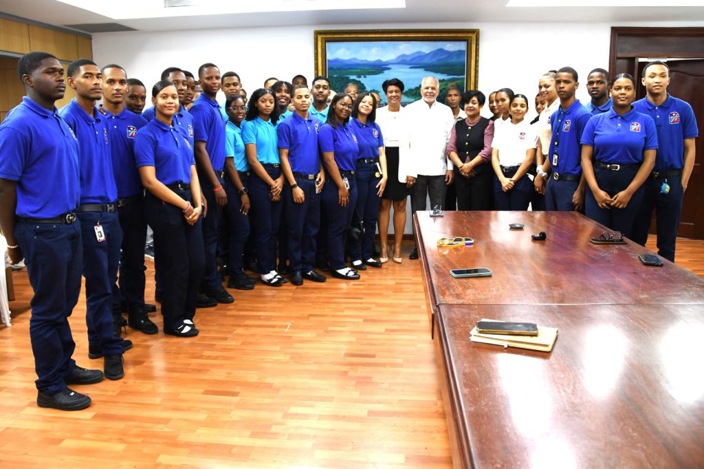 SANTO DOMINGO (R. Dominicana).- La Empresa de Generación Hidroeléctrica Dominicana (EGEHID) firmó un convenio con 30 estudiantes de término los politécnicos Ana Lilliams Miranda, de Yaguate, y Andrés Bermón, de Doña Ana, dentro del programa de pasantías que ofrece la institución.
El acuerdo fue rubricado por el administrador de EGEHID, ingeniero Rafael Salazar y los padres y tutores de los estudiantes, quienes pondrán en práctica los conocimientos adquiridos en sus centros de estudios, tanto en la hidroeléctrica de Valdesia, así como en las áreas financieras y tecnológicas en la sede central.
Los estudiantes tendrán entrenamiento entre los meses de enero y mayo del año 2026, en las áreas eléctrica, contabilidad, sistema y administración, lo cual les permitirá insertarse en un medio laborar tras completar sus estudios secundarios.
En el marco de su responsabilidad social, EGEHID desarrolla un programa de pasantías a través de la Dirección de Recursos Humanos, en beneficio de estudiantes de término de educación media, lo cual abre las puertas a jóvenes de escasos recursos que estudian en politécnicos enclavados en los entornos de las hidroeléctricas que administra la entidad.
Los nuevos pasantes tendrán salario, transporte y otros beneficios de los cuales disfrutan los colaboradores de EGEHID.
Rafael Salazar saludó la decisión de los jóvenes, haciendo énfasis en la importancia de que con su talento y deseo de superación, puedan ser referente en su comunidad.
“Es muy difícil que un joven que estudie no se convierta en líder en su familia y de su entorno. Según va avanzando y desarrollándose, entonces ayuda a los demás”, dijo.
En la ceremonia estuvieron presentes la presidenta del Consejo de Administración de EGEHID, doctora Rosa Ysabel Ruiz; así como los ingenieros Máximo de Óleo, Máximo Gómez, César Amparo, entre otras autoridades de EGEHID, mientras que los estudiantes también estuvieron acompañados por los directores de los centros educativos, Isabelita Moreno y Severina García, esta última encargada de vinculación del politécnico Andrés Bermón.