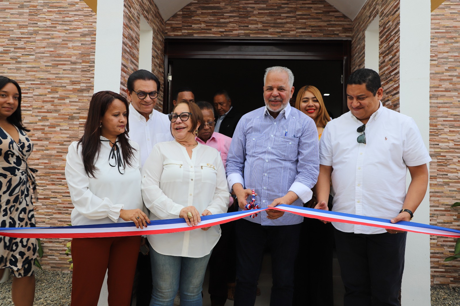 SANTIAGO (R. Dominicana).- En medio de la algarabía de los habitantes de las comunidades de Los Cerros de Gurabo, La Trinitaria, Los Jardines, Villa Olga y 27 de Febrero, del municipio de Navarrete, la Empresa de Generación Hidroeléctrica Dominicana (EGEHID) inauguró la Capilla de Fátima.