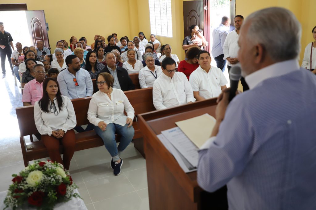 SANTIAGO (R. Dominicana).- En medio de la algarabía de los habitantes de las comunidades de Los Cerros de Gurabo, La Trinitaria, Los Jardines, Villa Olga y 27 de Febrero, del municipio de Navarrete, la Empresa de Generación Hidroeléctrica Dominicana (EGEHID) inauguró la Capilla de Fátima.
