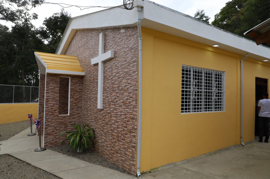 SANTIAGO (R. Dominicana).- En medio de la algarabía de los habitantes de las comunidades de Los Cerros de Gurabo, La Trinitaria, Los Jardines, Villa Olga y 27 de Febrero, del municipio de Navarrete, la Empresa de Generación Hidroeléctrica Dominicana (EGEHID) inauguró la Capilla de Fátima.