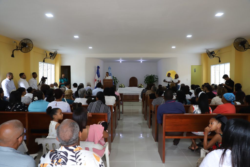 SANTIAGO (R. Dominicana).- En medio de la algarabía de los habitantes de las comunidades de Los Cerros de Gurabo, La Trinitaria, Los Jardines, Villa Olga y 27 de Febrero, del municipio de Navarrete, la Empresa de Generación Hidroeléctrica Dominicana (EGEHID) inauguró la Capilla de Fátima.