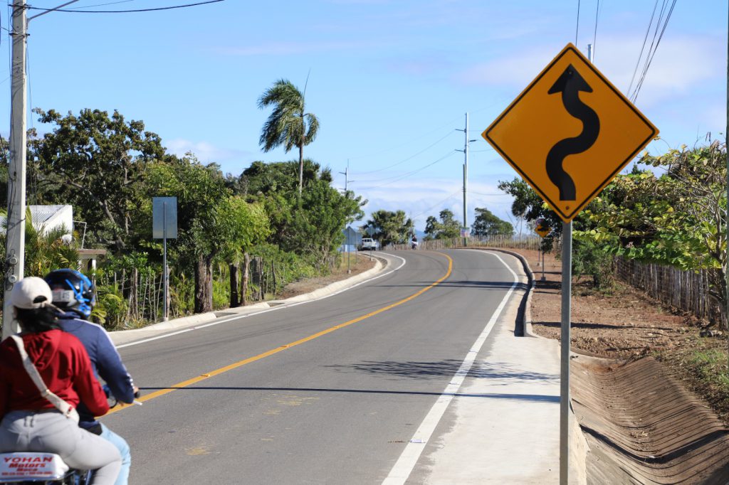SANTIAGO, República Dominicana. – El presidente de la República, Luis Abinader , encabezó el acto de inauguración de 48.49 kilómetros de carreteras y calles en distintos municipios de la Sierra de Santiago , obras ejecutadas por la Empresa de Generación Hidroeléctrica Dominicana (EGEHID) como parte de su compromiso social con las comunidades de la zona de influencia del complejo hidroeléctrico Tavera–Bao–López Angostura .