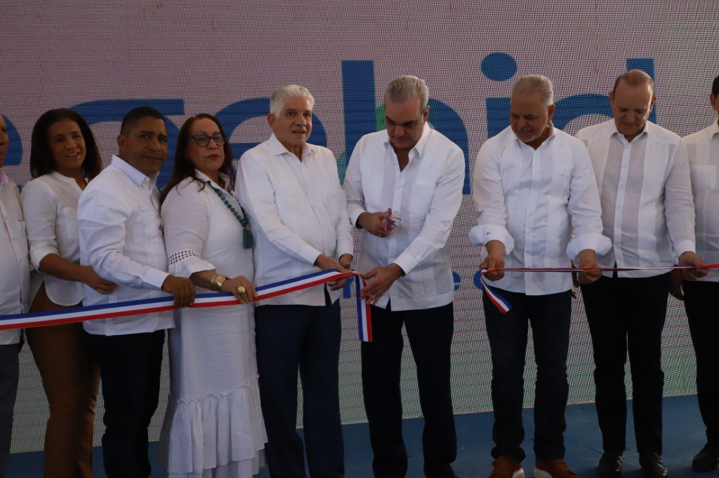 SANTIAGO, República Dominicana. – El presidente de la República, Luis Abinader , encabezó el acto de inauguración de 48.49 kilómetros de carreteras y calles en distintos municipios de la Sierra de Santiago , obras ejecutadas por la Empresa de Generación Hidroeléctrica Dominicana (EGEHID) como parte de su compromiso social con las comunidades de la zona de influencia del complejo hidroeléctrico Tavera–Bao–López Angostura .