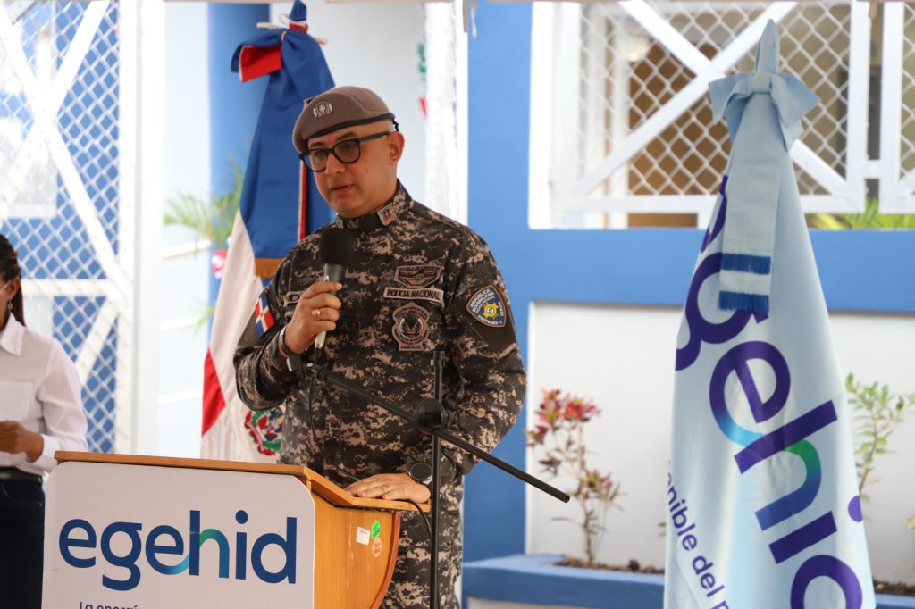 AZUA (R. Dominicana).- La Empresa de Generación Hidroeléctrica Dominicana (EGEHID) entregó un moderno y amplio destacamento policial de dos niveles, y un estadio de béisbol en la comunidad de Magueyal, perteneciente al distrito municipal de Hato Nuevo Cortés, en la provincia de Azua.