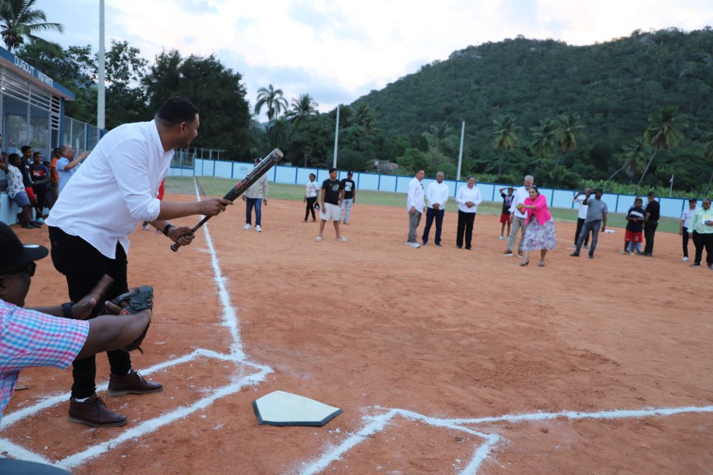 AZUA (R. Dominicana).- La Empresa de Generación Hidroeléctrica Dominicana (EGEHID) entregó un moderno y amplio destacamento policial de dos niveles, y un estadio de béisbol en la comunidad de Magueyal, perteneciente al distrito municipal de Hato Nuevo Cortés, en la provincia de Azua.
