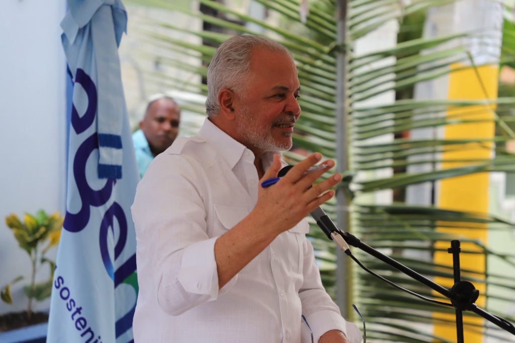 AZUA (R. Dominicana).- La Empresa de Generación Hidroeléctrica Dominicana (EGEHID) entregó un moderno y amplio destacamento policial de dos niveles, y un estadio de béisbol en la comunidad de Magueyal, perteneciente al distrito municipal de Hato Nuevo Cortés, en la provincia de Azua.