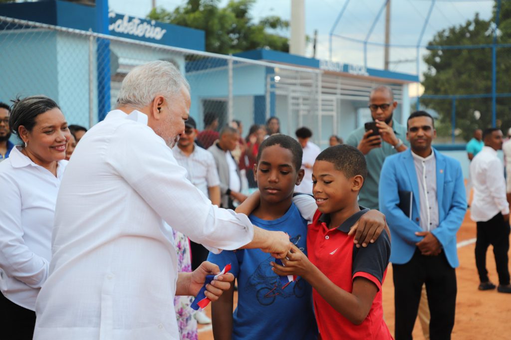 AZUA (R. Dominicana).- La Empresa de Generación Hidroeléctrica Dominicana (EGEHID) entregó un moderno y amplio destacamento policial de dos niveles, y un estadio de béisbol en la comunidad de Magueyal, perteneciente al distrito municipal de Hato Nuevo Cortés, en la provincia de Azua.
