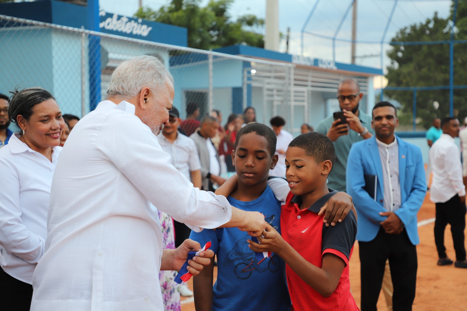 AZUA (R. Dominicana).- La Empresa de Generación Hidroeléctrica Dominicana (EGEHID) entregó un moderno y amplio destacamento policial de dos niveles, y un estadio de béisbol en la comunidad de Magueyal, perteneciente al distrito municipal de Hato Nuevo Cortés, en la provincia de Azua.