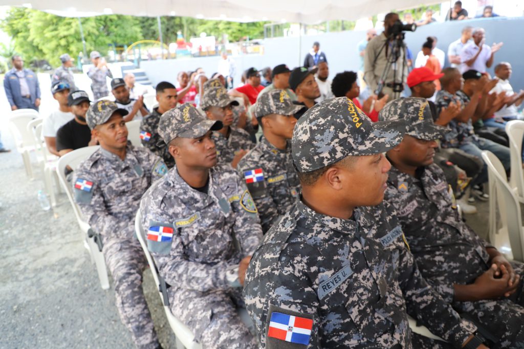 AZUA (R. Dominicana).- La Empresa de Generación Hidroeléctrica Dominicana (EGEHID) entregó un moderno y amplio destacamento policial de dos niveles, y un estadio de béisbol en la comunidad de Magueyal, perteneciente al distrito municipal de Hato Nuevo Cortés, en la provincia de Azua.