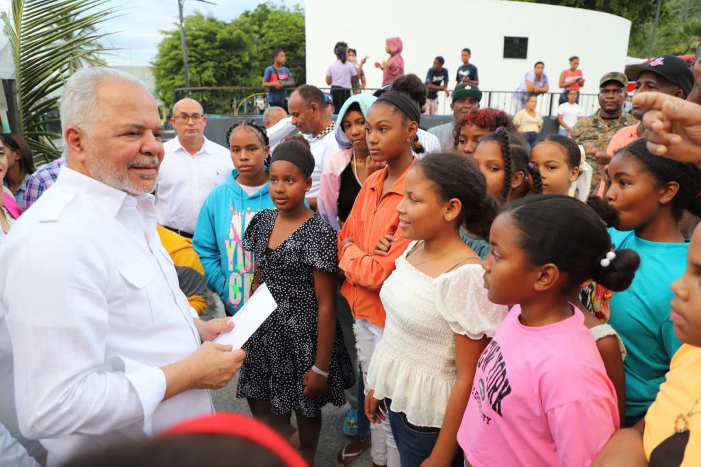 AZUA (R. Dominicana).- La Empresa de Generación Hidroeléctrica Dominicana (EGEHID) entregó un moderno y amplio destacamento policial de dos niveles, y un estadio de béisbol en la comunidad de Magueyal, perteneciente al distrito municipal de Hato Nuevo Cortés, en la provincia de Azua.