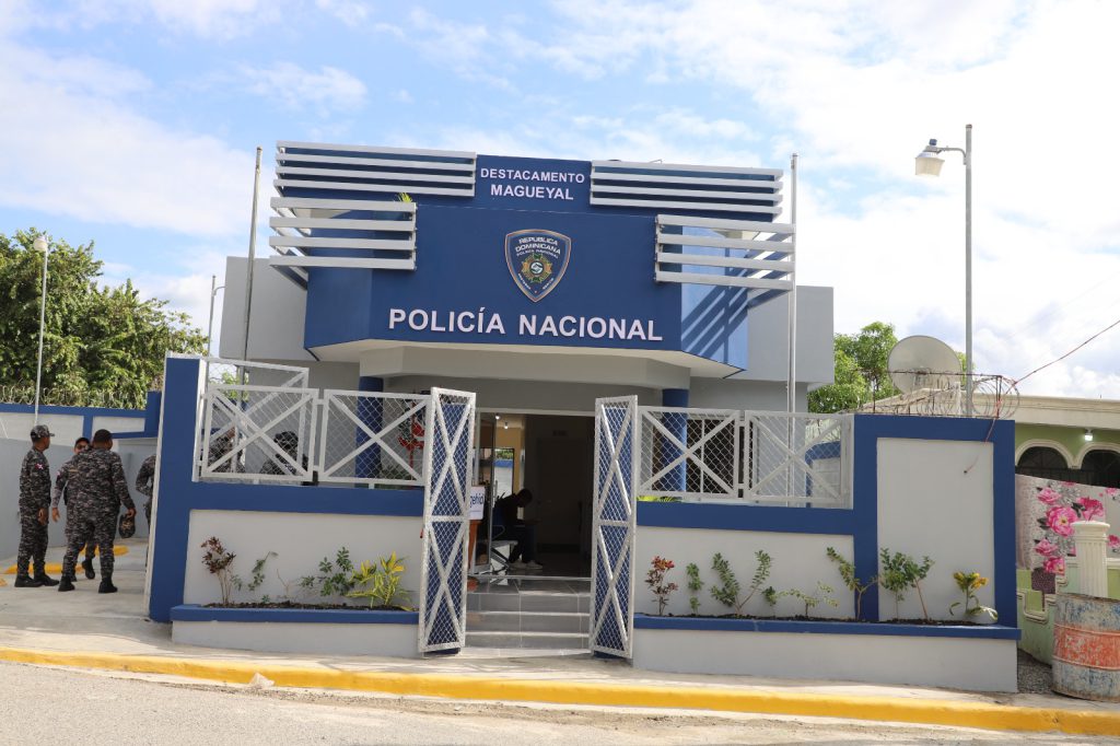 AZUA (R. Dominicana).- La Empresa de Generación Hidroeléctrica Dominicana (EGEHID) entregó un moderno y amplio destacamento policial de dos niveles, y un estadio de béisbol en la comunidad de Magueyal, perteneciente al distrito municipal de Hato Nuevo Cortés, en la provincia de Azua.