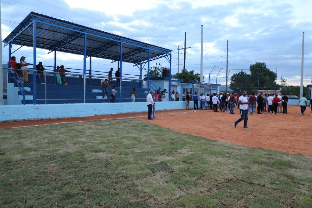 AZUA (R. Dominicana).- La Empresa de Generación Hidroeléctrica Dominicana (EGEHID) entregó un moderno y amplio destacamento policial de dos niveles, y un estadio de béisbol en la comunidad de Magueyal, perteneciente al distrito municipal de Hato Nuevo Cortés, en la provincia de Azua.
