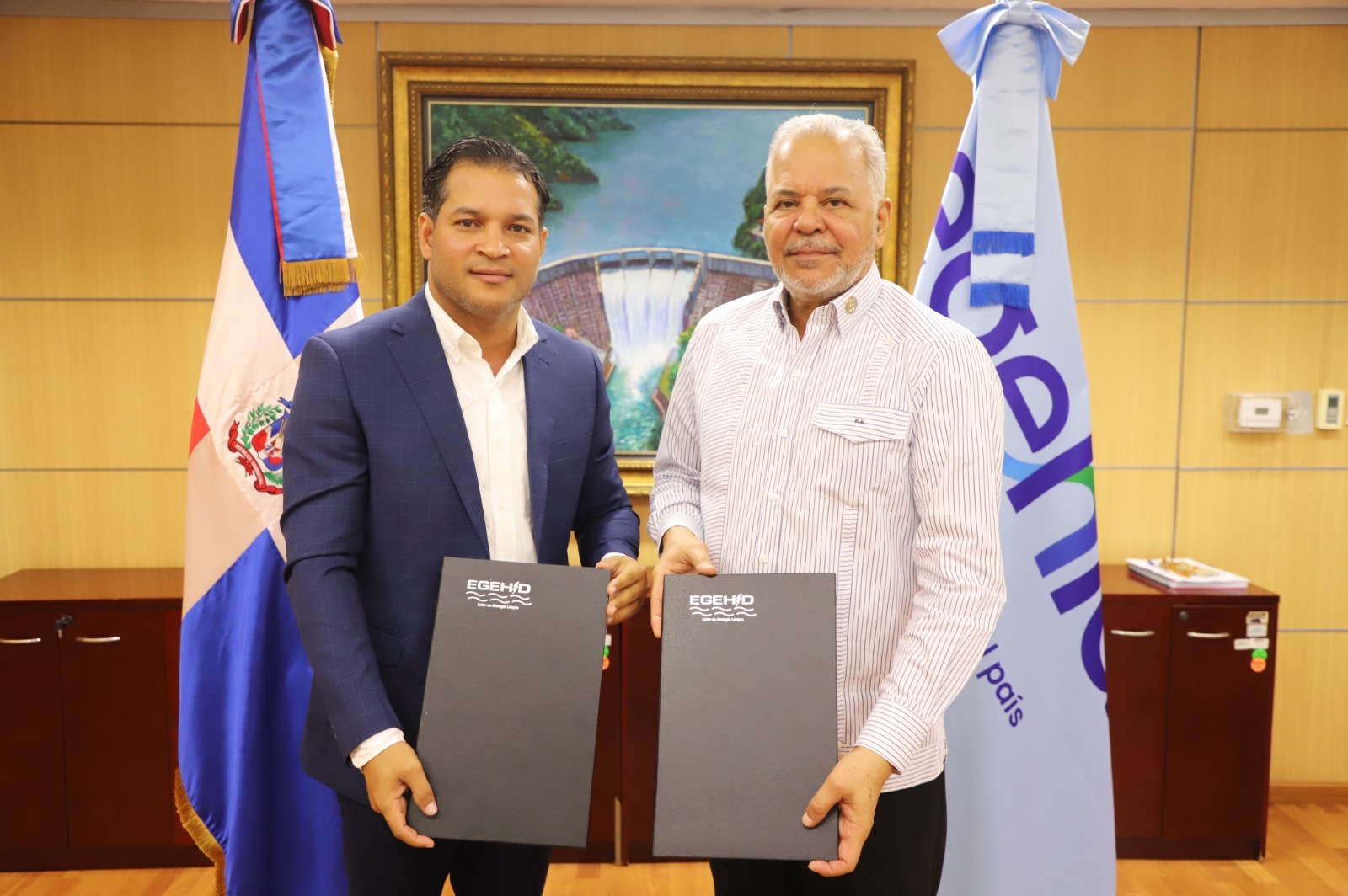 SANTO DOMINGO (R. Dominicana).- La Empresa de Generación Hidroeléctrica Dominicana (EGEHID) y la Alcaldía de Matanzas, provincia de Peravia, firmaron un acuerdo de colaboración para la terminación de un play de béisbol en esa localidad.