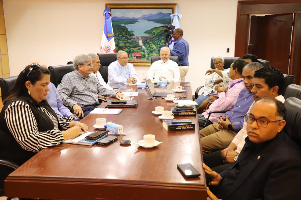 SANTO DOMINGO (R. Dominicana).– La Empresa de Generación Hidroeléctrica Dominicana (EGEHID) socializó y presentó a los veedores institucionales los avances de los proyectos en ejecución, como parte del proceso de seguimiento y fortalecimiento de los mecanismos de transparencia.