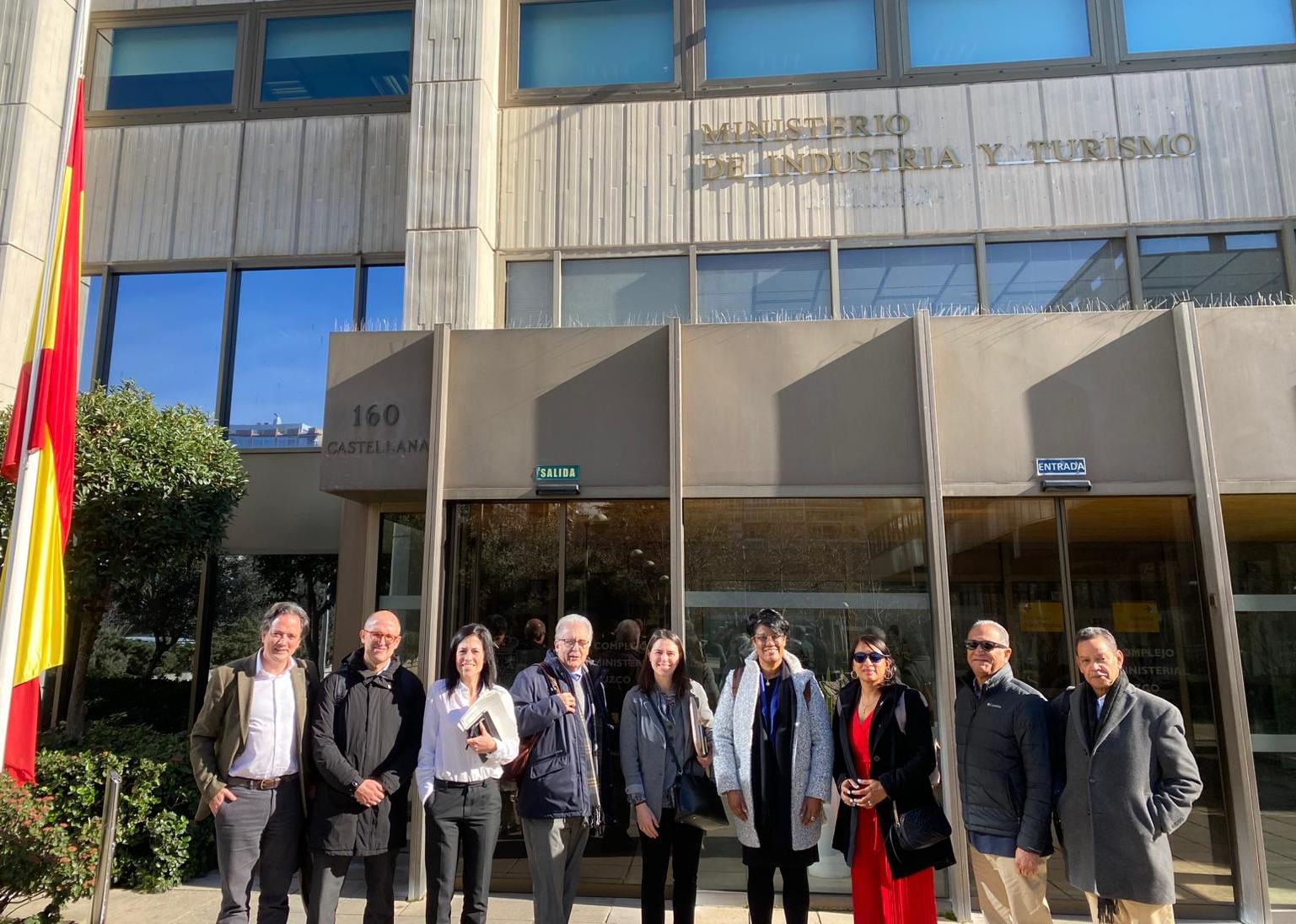 MADRID (España).- Con el objetivo de compartir experiencias técnicas y de gestión en torno a proyectos estratégicos de energía, en ejecución en la República Dominicana y España, una delegación de la Empresa de Generación Hidroeléctrica Dominicana (EGEHID) sostuvo un productivo encuentro con autoridades del Ministerio para la Transición Ecológica y el Reto Demográfico de la nación europea.