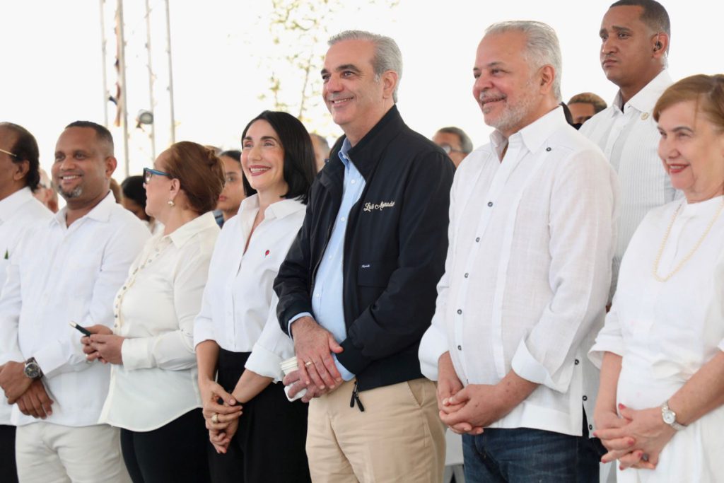 Salazar informa que la ampliación y reconstrucción de la carretera Guardarraya, que conecta Baitoa con Tavera, conllevó una inversión de RD$ 241.1 millones.