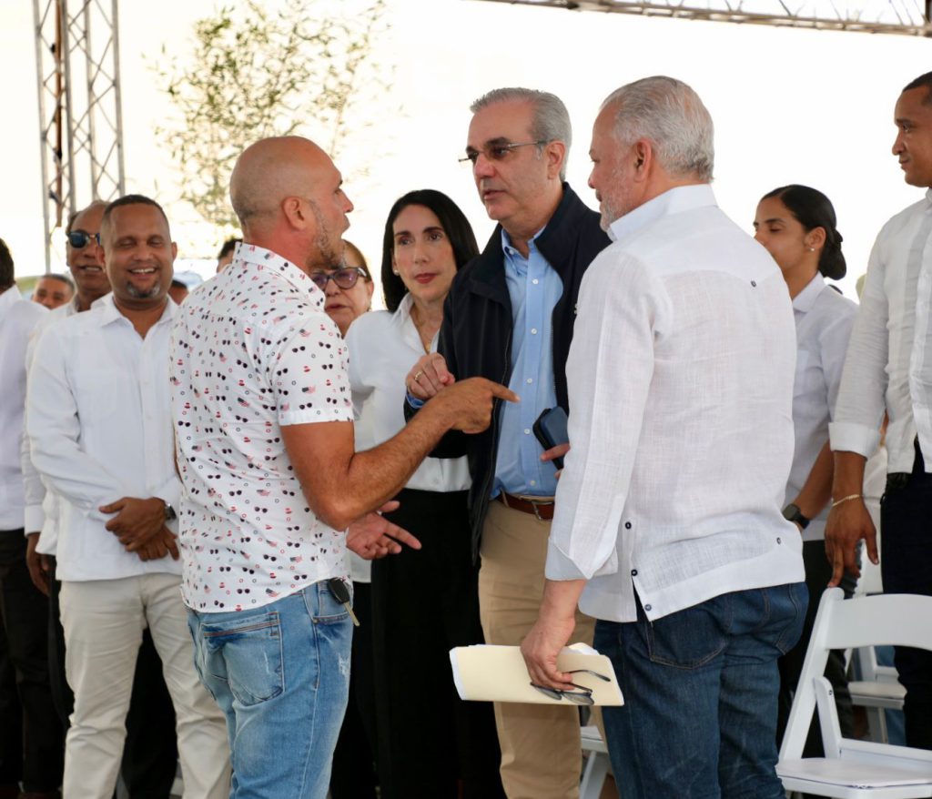 Salazar informa que la ampliación y reconstrucción de la carretera Guardarraya, que conecta Baitoa con Tavera, conllevó una inversión de RD$ 241.1 millones.