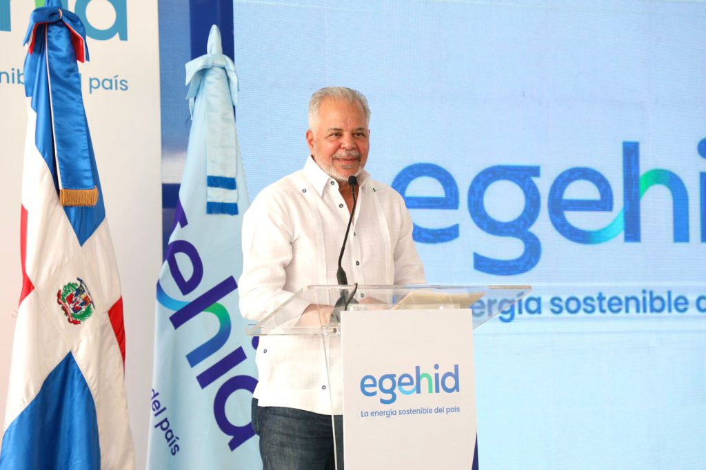 Salazar informa que la ampliación y reconstrucción de la carretera Guardarraya, que conecta Baitoa con Tavera, conllevó una inversión de RD$ 241.1 millones.