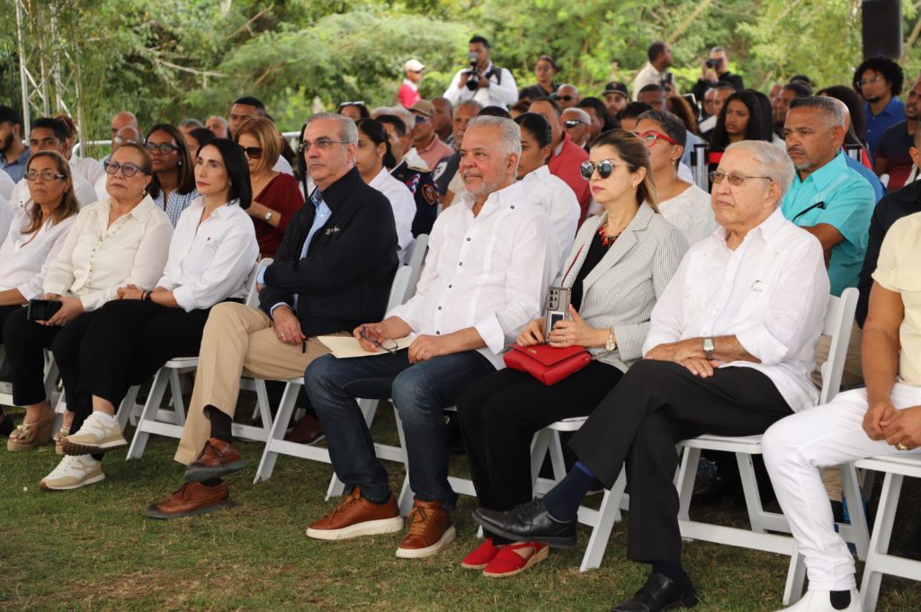 SANTIAGO (R. Dominicana).- La conectividad en la provincia de Santiago continúa expandiéndose con la inauguración de la carretera Bao-La Galeta y La Joya-La Virgen en el municipio de Sabana Iglesia, en un acto encabezado por el presidente Luis Abinader.
Esta obra lleva una gran satisfacción a los comunitarios que ahora ven acercarse las vías de desarrollo al ampliar su comunicación con otras zonas prósperas.
