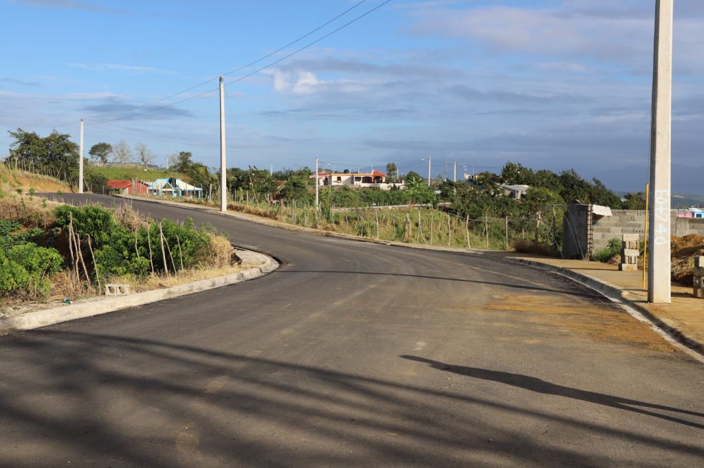 SANTIAGO (R. Dominicana).- La conectividad en la provincia de Santiago continúa expandiéndose con la inauguración de la carretera Bao-La Galeta y La Joya-La Virgen en el municipio de Sabana Iglesia, en un acto encabezado por el presidente Luis Abinader.
Esta obra lleva una gran satisfacción a los comunitarios que ahora ven acercarse las vías de desarrollo al ampliar su comunicación con otras zonas prósperas.