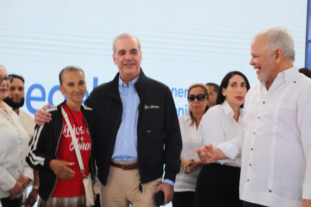 SANTIAGO (R. Dominicana).- La conectividad en la provincia de Santiago continúa expandiéndose con la inauguración de la carretera Bao-La Galeta y La Joya-La Virgen en el municipio de Sabana Iglesia, en un acto encabezado por el presidente Luis Abinader.
Esta obra lleva una gran satisfacción a los comunitarios que ahora ven acercarse las vías de desarrollo al ampliar su comunicación con otras zonas prósperas.