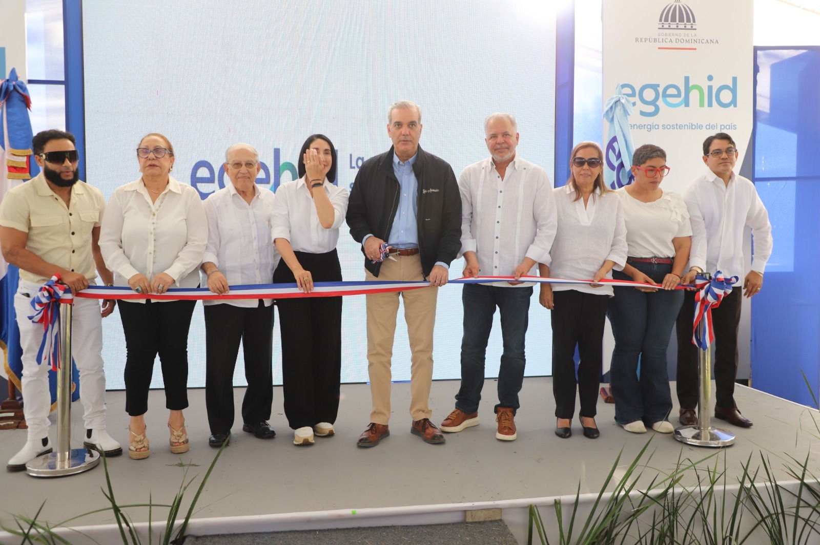 SANTIAGO (R. Dominicana).- La conectividad en la provincia de Santiago continúa expandiéndose con la inauguración de la carretera Bao-La Galeta y La Joya-La Virgen en el municipio de Sabana Iglesia, en un acto encabezado por el presidente Luis Abinader. Esta obra lleva una gran satisfacción a los comunitarios que ahora ven acercarse las vías de desarrollo al ampliar su comunicación con otras zonas prósperas.