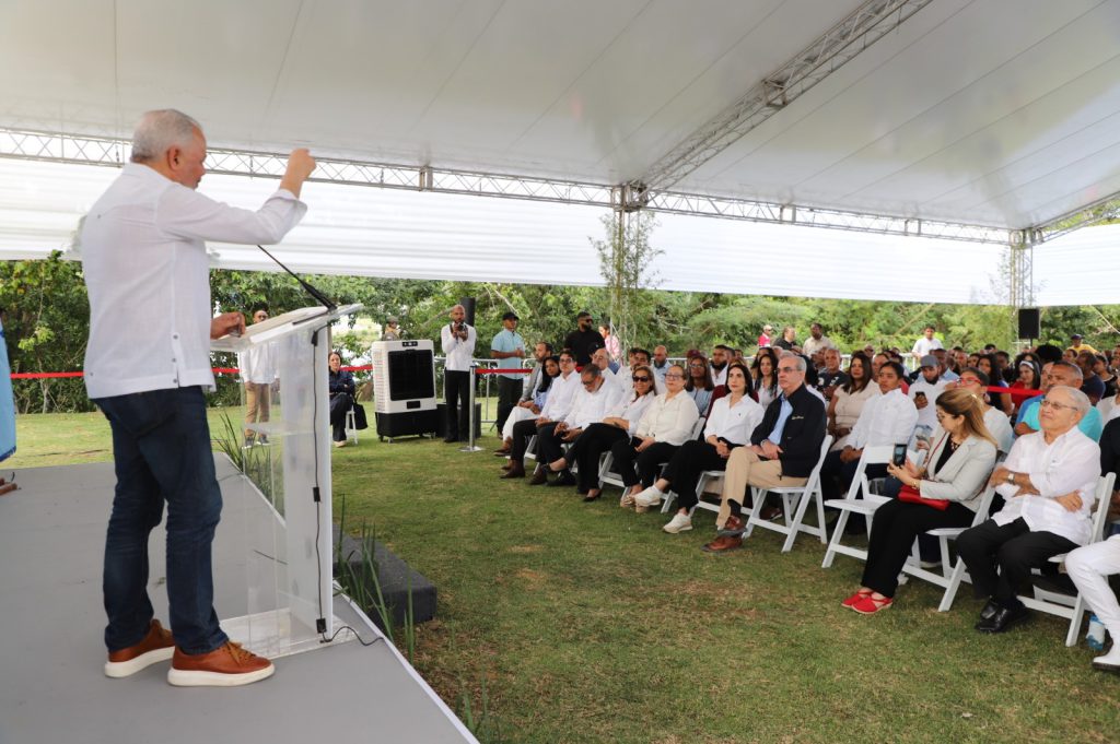 SANTIAGO (R. Dominicana).- La conectividad en la provincia de Santiago continúa expandiéndose con la inauguración de la carretera Bao-La Galeta y La Joya-La Virgen en el municipio de Sabana Iglesia, en un acto encabezado por el presidente Luis Abinader.
Esta obra lleva una gran satisfacción a los comunitarios que ahora ven acercarse las vías de desarrollo al ampliar su comunicación con otras zonas prósperas.