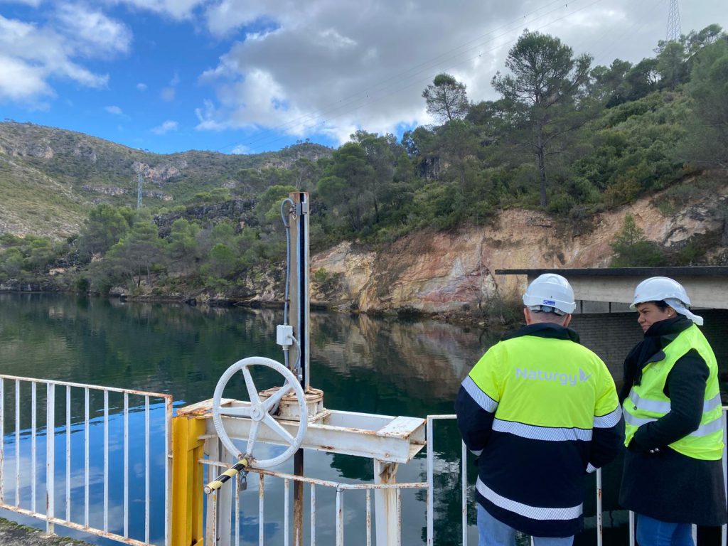Una delegación de alto nivel de la Empresa de Generación Hidroeléctrica Dominicana (EGEHID), liderada por la presidenta del Consejo Directivo, doctora Rosa Ysabel Ruiz, visitó el sistema de hidrobombeo Salto de Chira, actualmente en construcción en la isla de Gran Canaria, España.