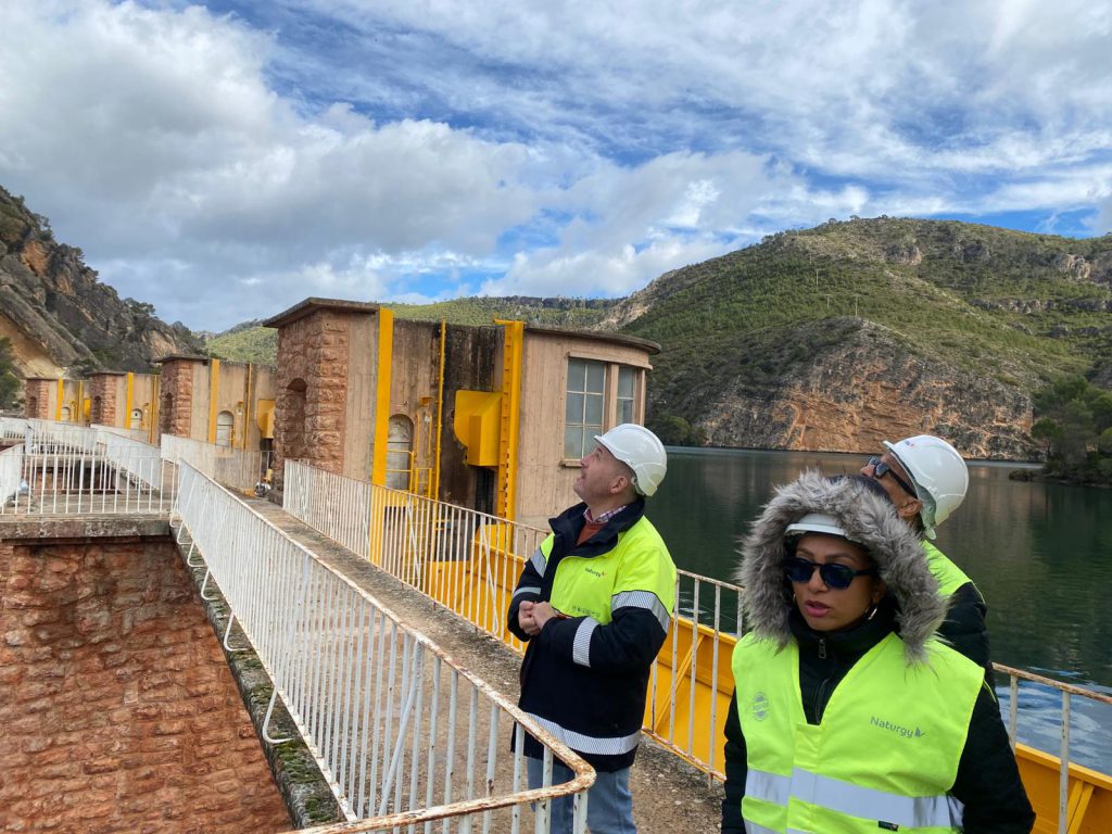 Una delegación de alto nivel de la Empresa de Generación Hidroeléctrica Dominicana (EGEHID), liderada por la presidenta del Consejo Directivo, doctora Rosa Ysabel Ruiz, visitó el sistema de hidrobombeo Salto de Chira, actualmente en construcción en la isla de Gran Canaria, España.