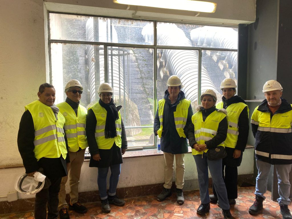 Una delegación de alto nivel de la Empresa de Generación Hidroeléctrica Dominicana (EGEHID), liderada por la presidenta del Consejo Directivo, doctora Rosa Ysabel Ruiz, visitó el sistema de hidrobombeo Salto de Chira, actualmente en construcción en la isla de Gran Canaria, España.