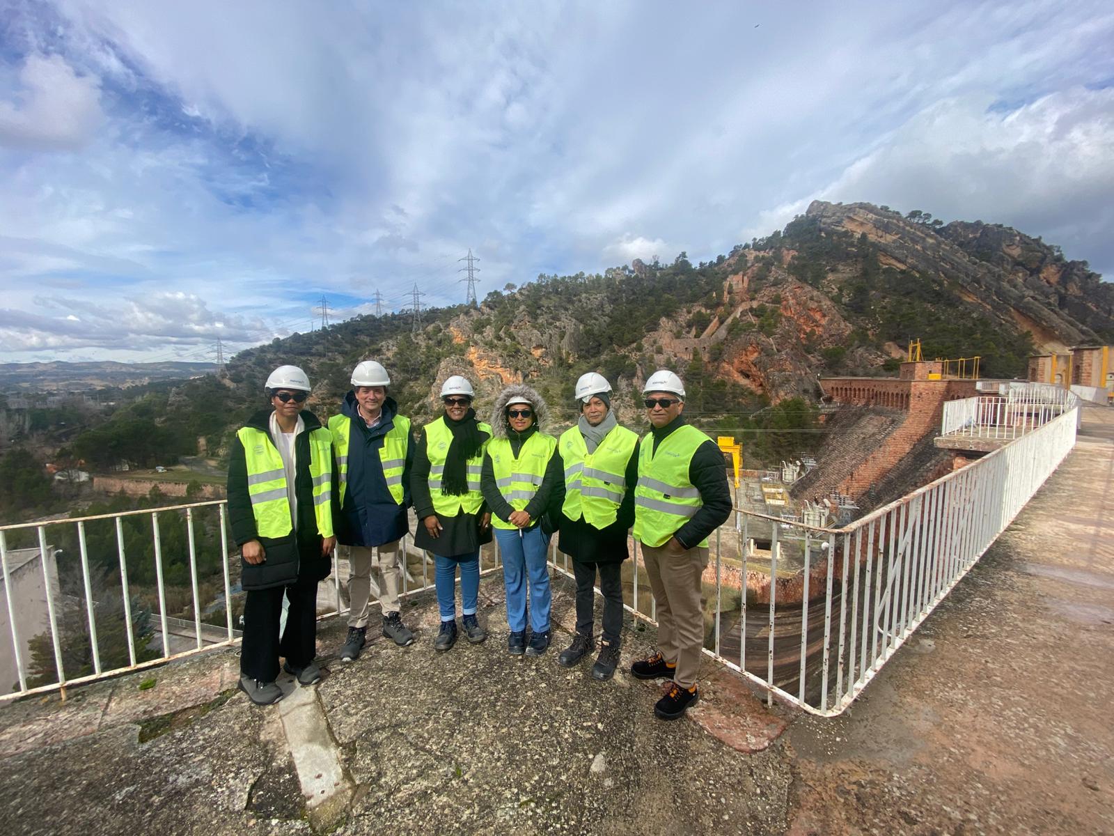 Una delegación de alto nivel de la Empresa de Generación Hidroeléctrica Dominicana (EGEHID), liderada por la presidenta del Consejo Directivo, doctora Rosa Ysabel Ruiz, visitó el sistema de hidrobombeo Salto de Chira, actualmente en construcción en la isla de Gran Canaria, España.