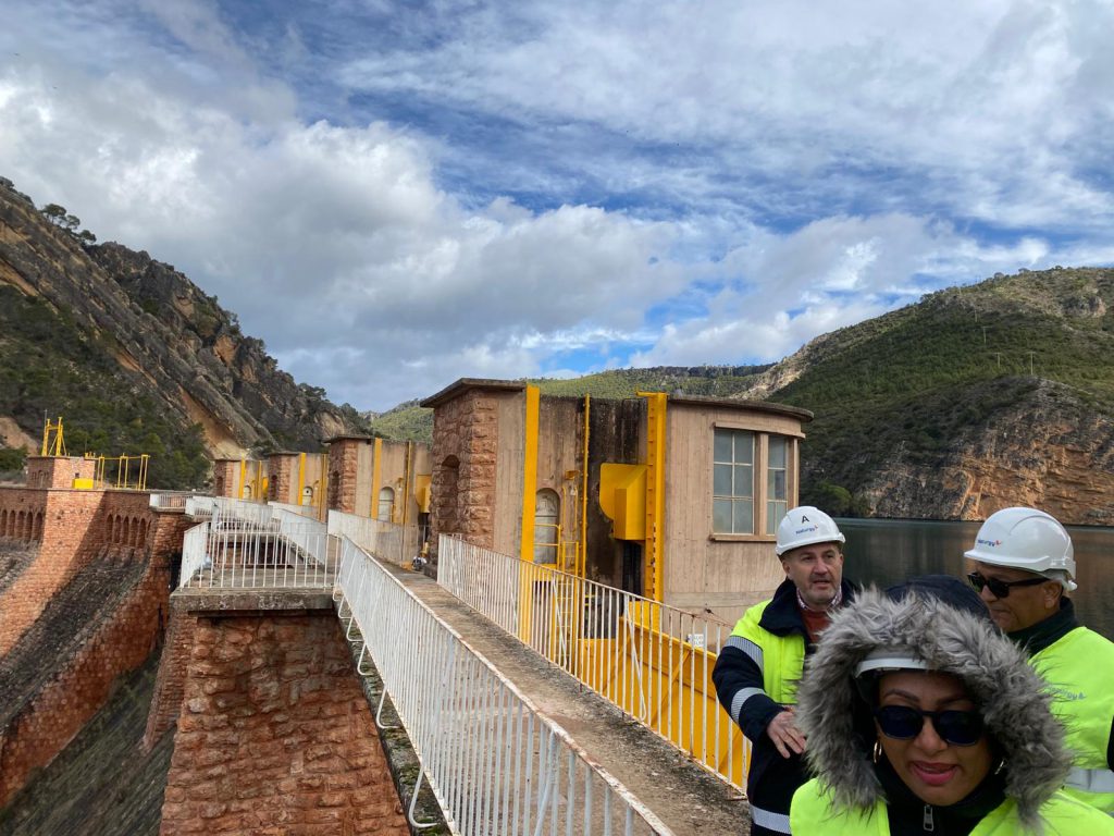 Una delegación de alto nivel de la Empresa de Generación Hidroeléctrica Dominicana (EGEHID), liderada por la presidenta del Consejo Directivo, doctora Rosa Ysabel Ruiz, visitó el sistema de hidrobombeo Salto de Chira, actualmente en construcción en la isla de Gran Canaria, España.