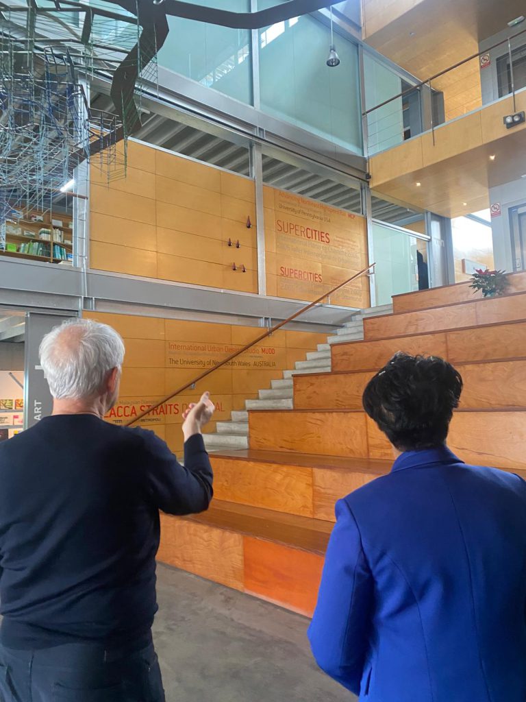 MADRID (España).- La Fundación Metrópoli recibió en Madrid, España, a la delegación de la Empresa de Generación Hidroeléctrica Dominicana (EGEHID) liderada por la presidenta del Consejo Directivo, doctora Rosa Ysabel Ruíz, que se encuentra de visita en el país europeo.