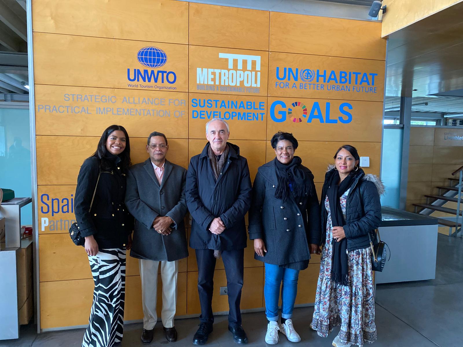 MADRID (España).- La Fundación Metrópoli recibió en Madrid, España, a la delegación de la Empresa de Generación Hidroeléctrica Dominicana (EGEHID) liderada por la presidenta del Consejo Directivo, doctora Rosa Ysabel Ruíz, que se encuentra de visita en el país europeo.