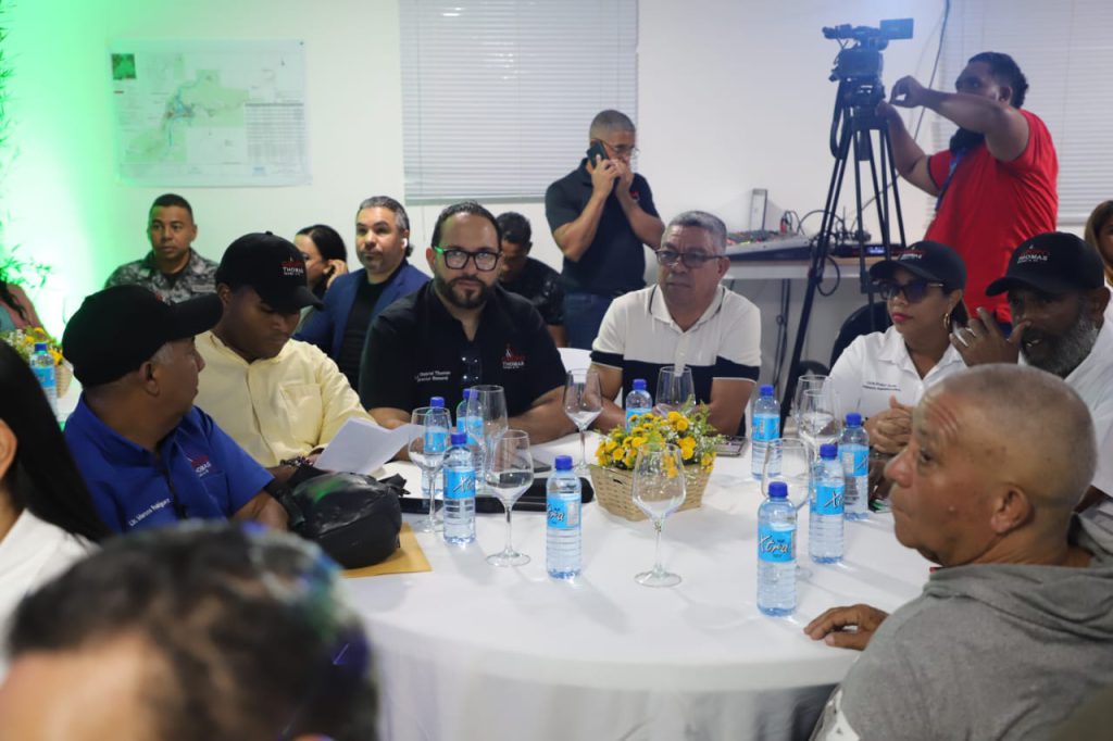 SANTIAGO RODRÍGUEZ (R. Dominicana).- La construcción de la presa Boca de los Ríos, sobre el río Guayubín, en Santiago Rodríguez y a cargo de la Empresa de Generación Hidroeléctrica Dominicana (EGEHID), entró en su etapa final, con un 81.15% de trabajos ejecutados al 31 de enero pasado.
La obra, que fue concebida para mejorar el abastecimiento de agua potable, potenciar la agropecuaria, regular las crecidas de los ríos Guayubín y Yaguajai y generar energía limpia, iniciará su proceso de llenado controlado en diciembre de 2026.