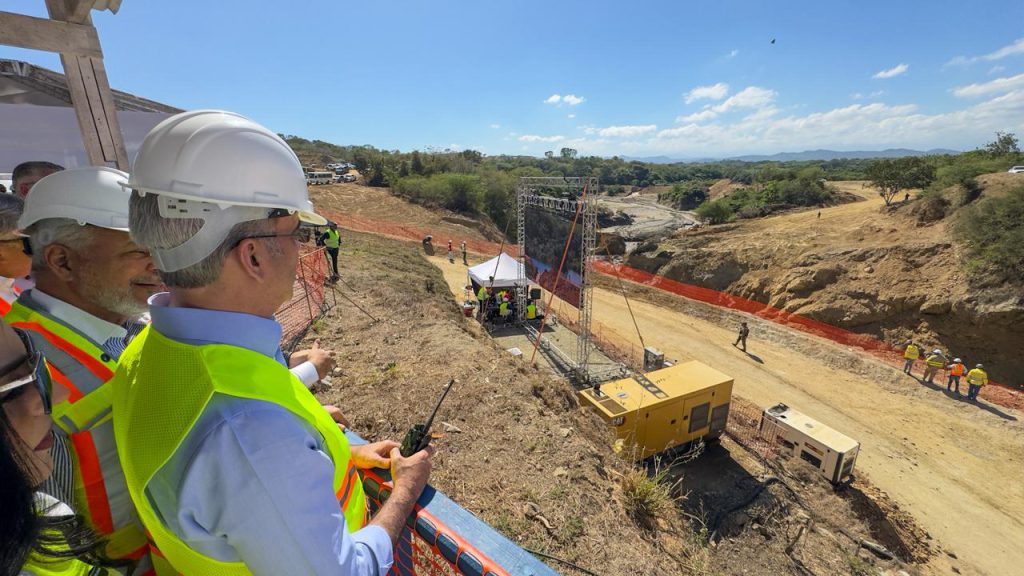SANTIAGO RODRÍGUEZ (R. Dominicana).- El presidente de la República, Luis Abinader, encabezó el acto en el que se efectuó el desvío definitivo del río Guayubín, un hito importante en la fase final de la construcción de la presa Boca de los Ríos, en la provincia de Santiago Rodríguez, a cargo de la Empresa de Generación Hidroeléctrica Dominicana (EGEHID).